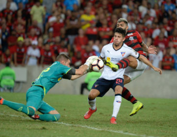 Flamengo bate LDU e assume liderança do Grupo D