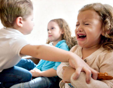 Especialista dá dicas de como os pais podem evitar ciúmes entre irmãos