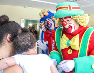 Médicos do Barulho e os palhaços Patati Patatá levam alegria para crianças na Santa Casa