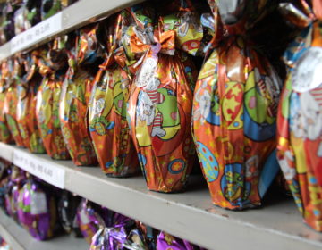 Associações recebem doações de chocolates para produção de ovos de páscoa para crianças