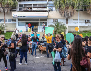Grupo faz passeata em repúdio à mudança no comando da Delegacia de Mulher