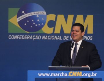 Alcolumbre defende leis que reduzam dependência de municípios da União