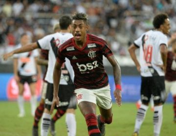 Com dois de Bruno Henrique, Flamengo vence Vasco e fica perto da título