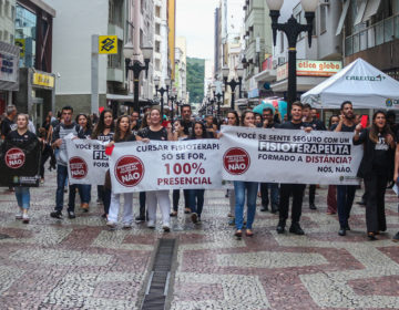 Profissionais e estudantes de Fisioterapia fazem manifestação contra o ensino a distância