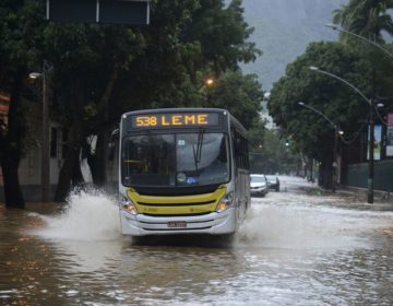 Rio está em situação de crise há mais de 30 horas por causa de chuva