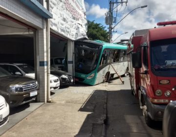 Acidente envolvendo ônibus deixa feridos na Avenida Brasil