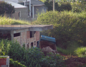 Fiscais da PJF flagram descarte irregular de lixo