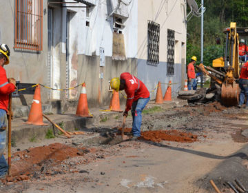 Bairro Vila Ozanan recebe 260 metros de novas redes de esgoto