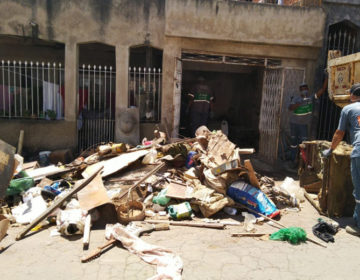 “Sala de Operações da Dengue” retira toneladas de lixos de duas casas em Juiz de Fora