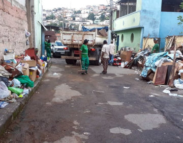 PJF retira toneladas de lixo de duas casas nos bairros Furtado de Menezes e Vila Olavo Costa