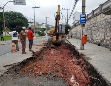 Secretaria de Obras refaz base para asfaltamento no Poço Rico