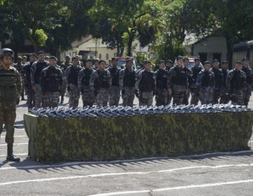 Exército entrega 9 mil fuzis para Polícia Militar do Rio de Janeiro