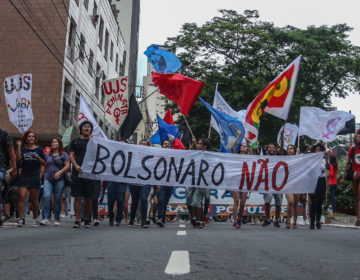 Manifestantes se mobilizam contra o bloqueio de verbas nas universidades públicas e a Reforma da Previdência