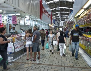 Intenção de consumo das famílias cai 1,7% de abril para maio, diz CNC