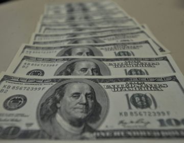 Dólar fecha em R$ 3,92 e tem maior recuo semanal em quatro meses