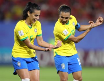 Com gol histórico de Marta, Brasil vence Itália e avança no mundial