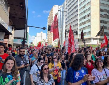 Manifestantes juiz-foranos vão às ruas contra a reforma da Previdência e cortes na educação