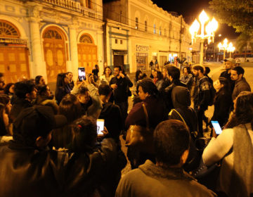 Mais de 70 pessoas participam de visita noturna ao centro histórico de JF