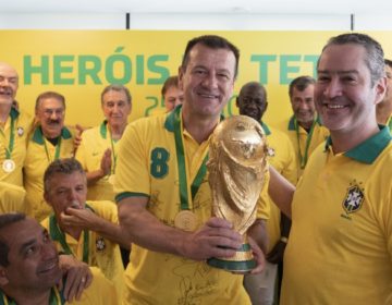 Campeões da Copa do Mundo de 1994 são homenageados na Granja Comary