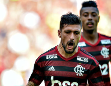 Arrascaeta faz hat-trick, e Flamengo goleia o Goiás pelo Brasileirão