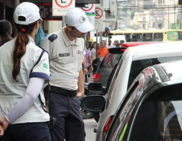 Settra autua 14 motoristas na região central