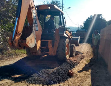 Secretaria de Obras faz manutenção em estradas do bairro Igrejinha