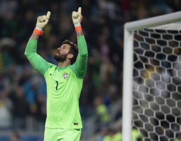 Alisson ganha Luva de Ouro da Copa América