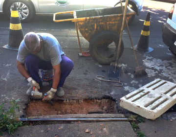 Secretaria de Obras realiza manutenção de bocas de lobo no Centro