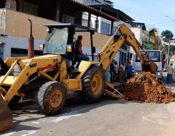 Secretaria de Obras realiza manutenção de redes de drenagem em três bairros