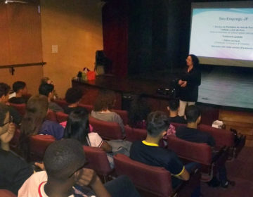 Jovens aprendizes assistem a palestra sobre mercado de trabalho