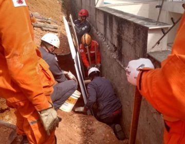 Trabalhador é parcialmente soterrado em obra no Grama