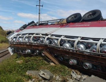 Acidente com caminhão carregado com botijões deixa motorista ferido em Juiz de Fora