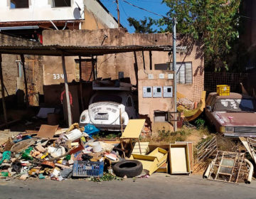 PJF retira 15 toneladas de entulho em casa do bairro Ipiranga; ações de Educação em Saúde de Combate à Dengue retornam nesta terça-feira