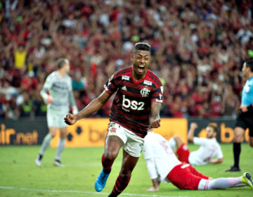 Com gols de Bruno Henrique, Flamengo vence o Inter pela Libertadores