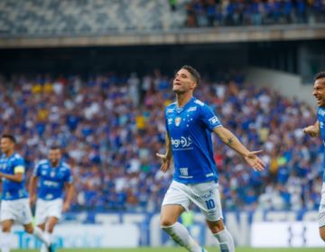 Cruzeiro bate o Santos, volta a vencer no Brasileirão e deixa o Z-4