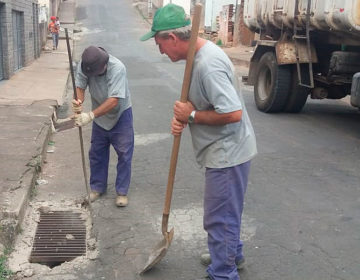 Secretaria de Obras realiza limpeza de bocas de lobo na região norte