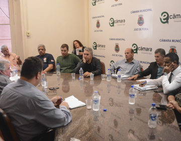 Vereadores e representantes da prefeitura discutem a situação da saúde em JF