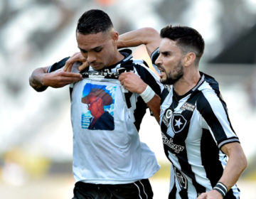 Botafogo bate o Athletico-PR e encosta no G-6 do Campeonato Brasileiro