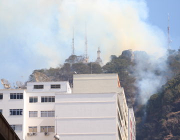 Incêndio consome vegetação do Morro do Cristo em Juiz de Fora