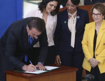 Bolsonaro assina decreto que incentiva servidor ao trabalho voluntário