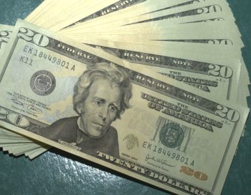 Dólar volta a fechar acima de R$ 4; bolsa cai 4% na semana