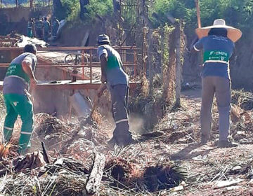 Cerca de 30 toneladas de lixo são retiradas de praça no bairro Vitorino Braga