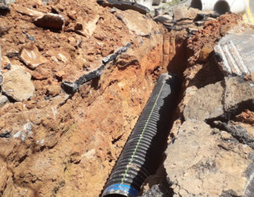 Secretaria de Obras faz manutenção em redes de drenagem nos bairros Santo Antônio e Cidade do Sol