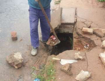 Secretaria de Obras realiza limpeza de boca de lobo no bairro Grama