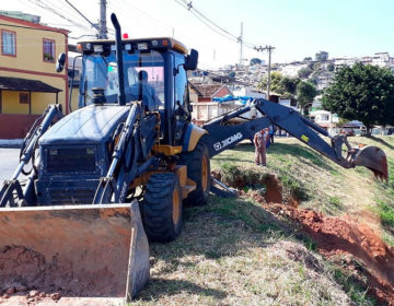 Secretaria de Obras realiza intervenção em rede pluvial nas margens do Rio Paraibuna