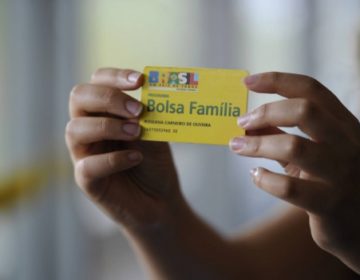 Beneficiários do Bolsa Família recebem pagamento extra em dezembro