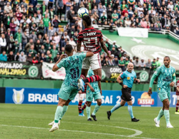 BRUNO HENRIQUE MARCA E DÁ TRIUNFO AO FLAMENGO SOBRE A CHAPECOENSE