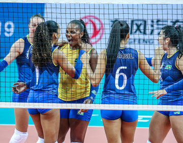 Brasil vence China e é ouro no vôlei feminino; masculino perde