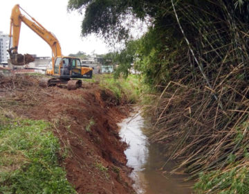 Secretaria de Obras dá início a limpeza de córrego no Democrata