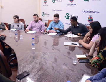 Vereadores pedem que Poder Executivo regulamente lei que obriga placas informativas de atendimento prioritário para autistas